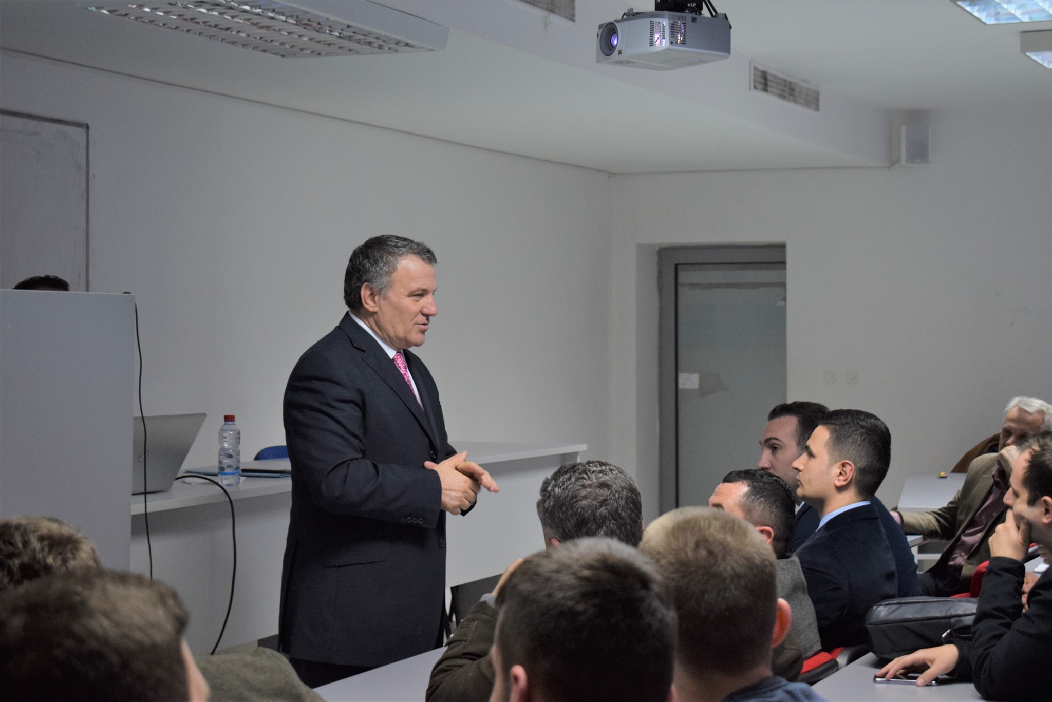 Prof. Dr. ARBEN MALAJ ZHVILLOI LEKSION TË HAPUR PARA STUDENTËVE TË UNT-së